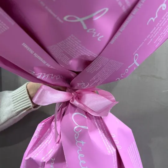 Ramo de 15 rosas rosadas con papel coreano